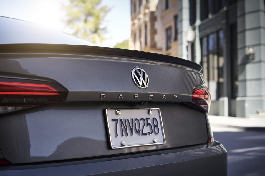 Детали экстерьера Volkswagen Passat R-Line 2019 года  (NA) (фото 14 из 23)